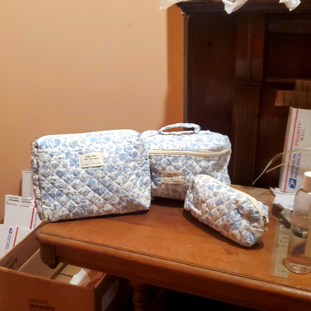 NWOT Floral Quilted Travel Bag Set